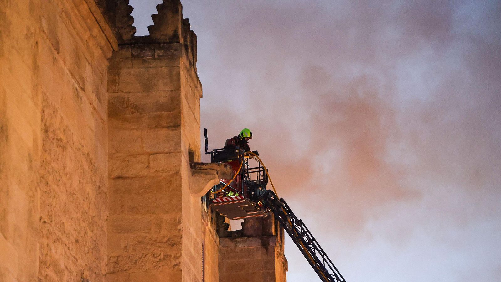 https://www.rtve.es/noticias/20250808/declarado-incendio-mezquita-catedral-cordoba/16692189.shtml